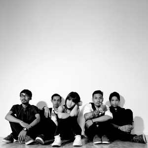 Download Lagu Adoreance - Senja MP3 Download Lagu Adoreance - Senja MP3