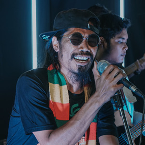 Download Lagu Gading Aikmel, Akrom Ourclass, Asyqin - Assalamualaikum MP3