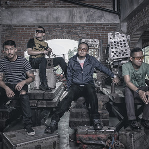 Download Lagu The Fly, Rio Dewanto - INDAH PADA WAKTUNYA MP3 Download Lagu The Fly, Rio Dewanto - INDAH PADA WAKTUNYA MP3