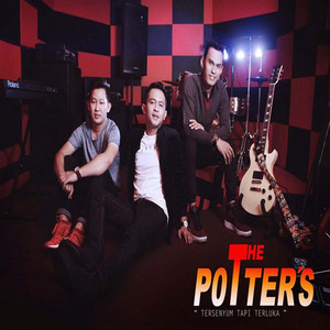 Download Lagu The Potters - Tersenyum Tapi Terluka MP3 Download Lagu The Potters - Tersenyum Tapi Terluka MP3