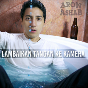 Download Lagu Aron Ashab - Lambaikan Tangan Ke Kamera MP3 Download Lagu Aron Ashab - Lambaikan Tangan Ke Kamera MP3